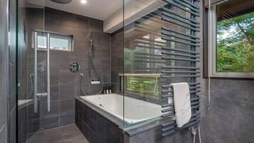 House, Non Smoking | Bathroom | Separate tub and shower, free toiletries, slippers, towels