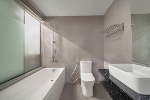 Chambre Double « Premier », vue mer | Salle de bain | Sèche-cheveux, serviettes fournies, savon, shampoing