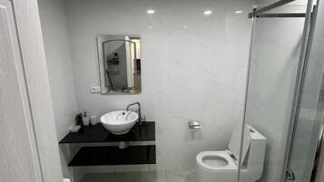 Signature-Apartment, 1 Queen-Bett und Schlafsofa, Kochnische | Badezimmer | Dusche, kostenlose Toilettenartikel, Handtücher, Seife