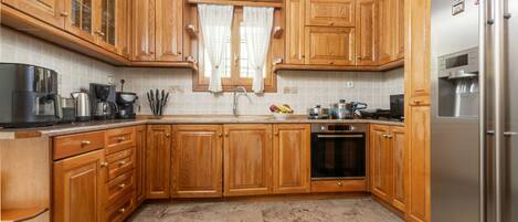 Mikrowelle, Ofen, Herdplatte, Wasserkocher mit Kaffee-/Teezubehör