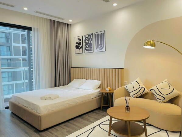 Suite studio Deluxe, balcon, vue sur le jardin | Literie de qualité, couette en duvet, lit avec matelas Select Comfort