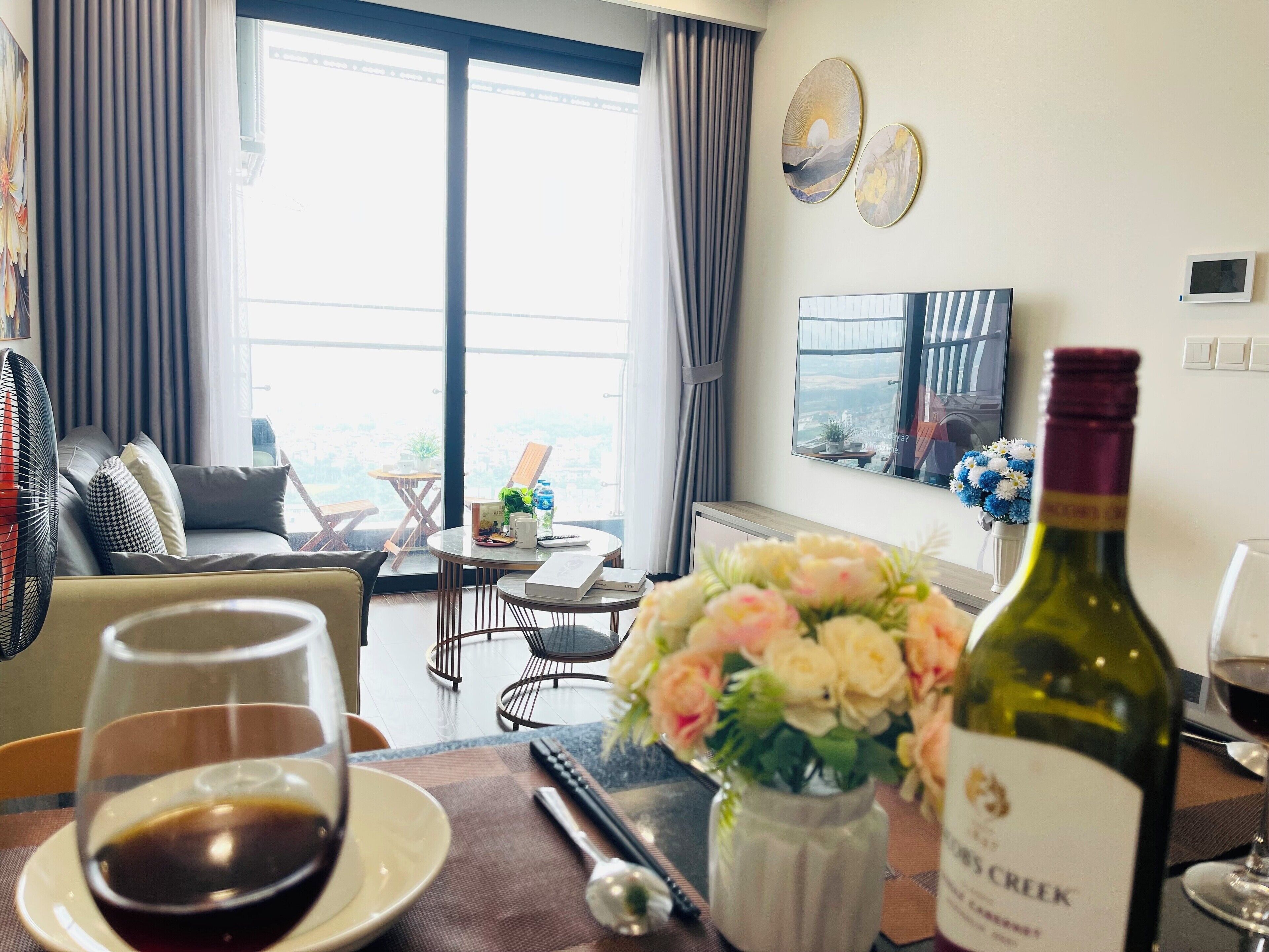 Appartement Deluxe, balcon, vue lac | Coin séjour | TV connectée de 55 pouces avec chaînes par satellite