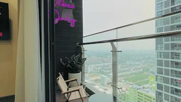 Deluxe Studio Suite, Balcony, Garden View | Terrace/patio