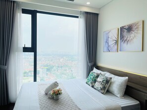 Deluxe Apartment, Balcony, Lake View | Premium bedding, down comforters, Select Comfort beds - Luna's House - Vinhomes Smart City  (Hanoi)