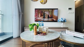 Căn hộ Deluxe, ban công, quang cảnh hồ | Khu phòng khách | Smart TV 55-inch có truyền hình vệ tinh