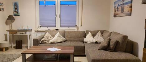 Una Smart TV, un reproductor de DVD, un reproductor estéreo