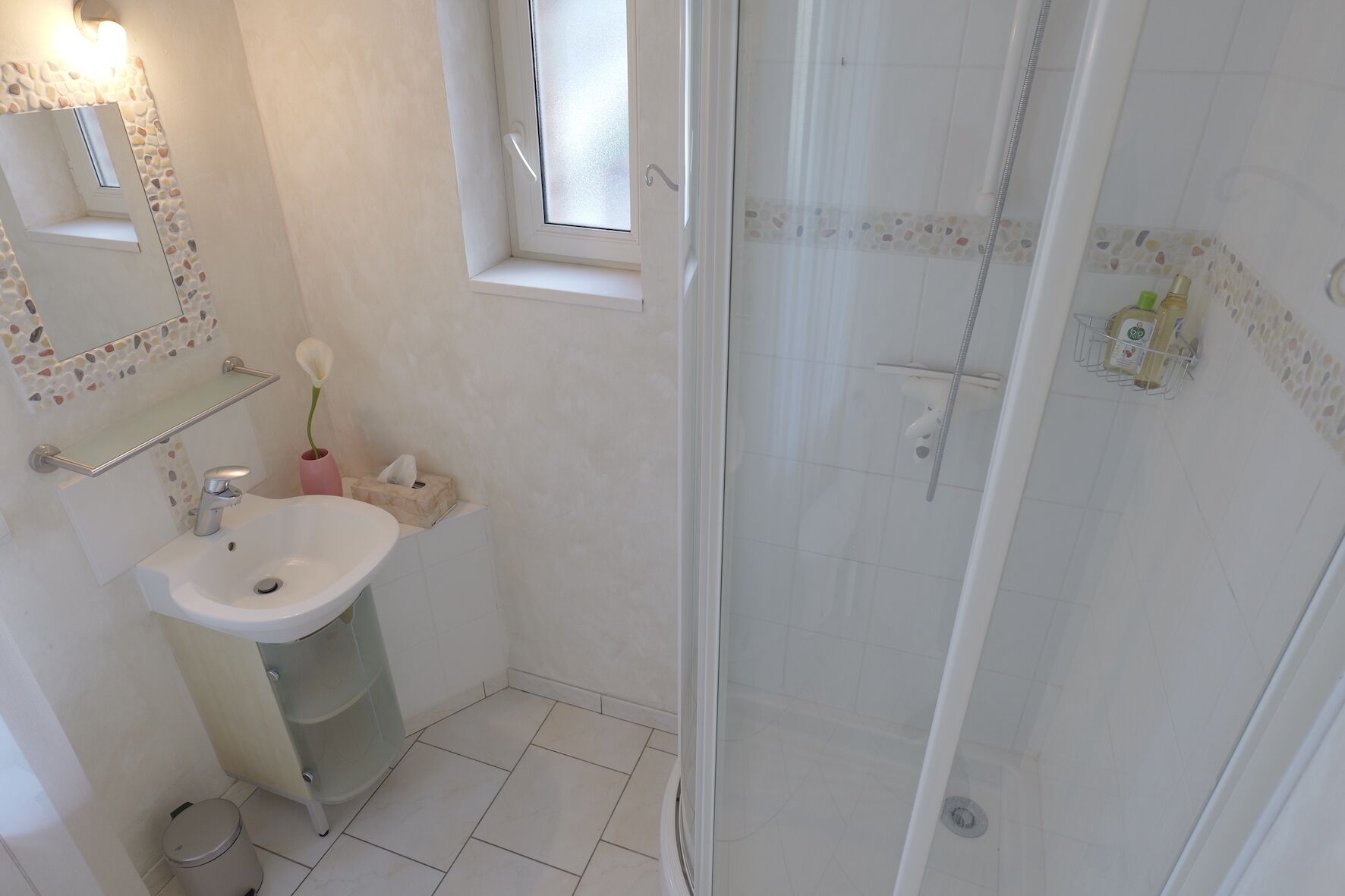 Dusche, Haartrockner, Handtücher, Seife