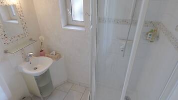 Douche, sèche-cheveux, serviettes fournies, savon