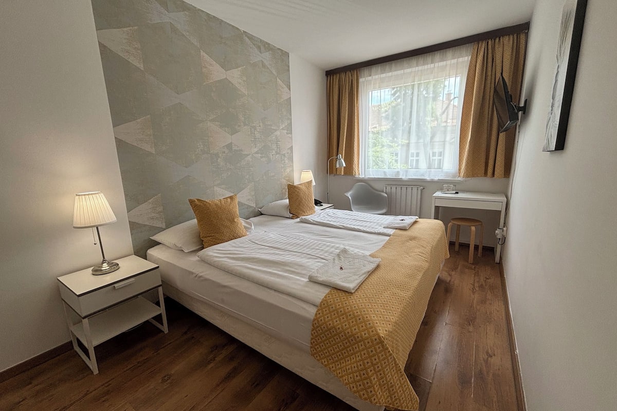 Superior kamer, 1 twee- of 2 eenpersoonsbedden, uitzicht op stad | Een kluis op de kamer, een bureau, verduisterende gordijnen