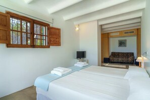 5 bedrooms, iron/ironing board - 10-Guest Beachfront Villa in Mallorca (Mallorca)