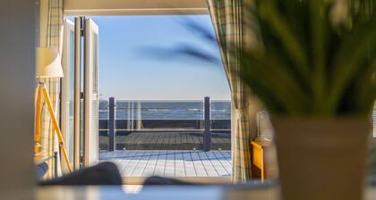 The Great Escape - a frontline lodge overlooking Avon Beach
