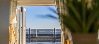 The Great Escape - a frontline lodge overlooking Avon Beach