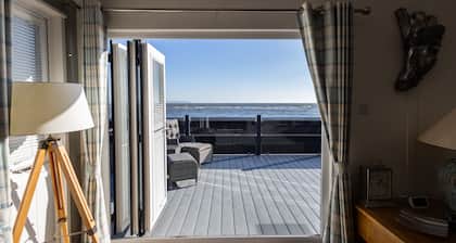 The Great Escape - a frontline lodge overlooking Avon Beach