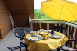 Outdoor dining - Mountains Castles Lakes Comfortable holiday residence (Lengenwang)