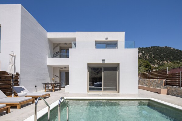 Unclassified image, 1 of 53, button