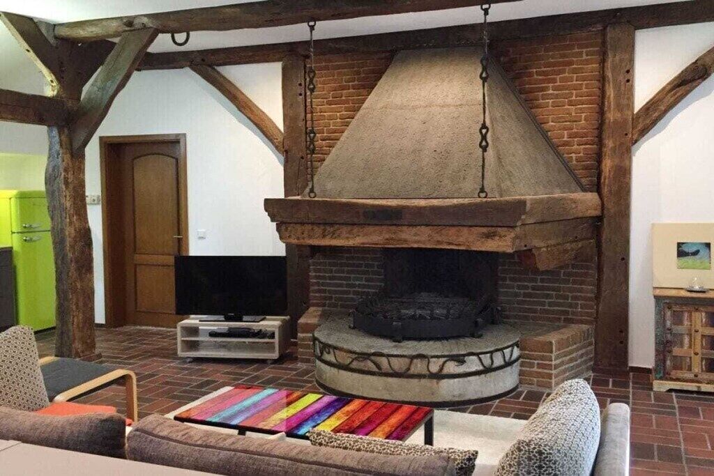 Smart-TV, Kamin, Bücher, Stereoanlage