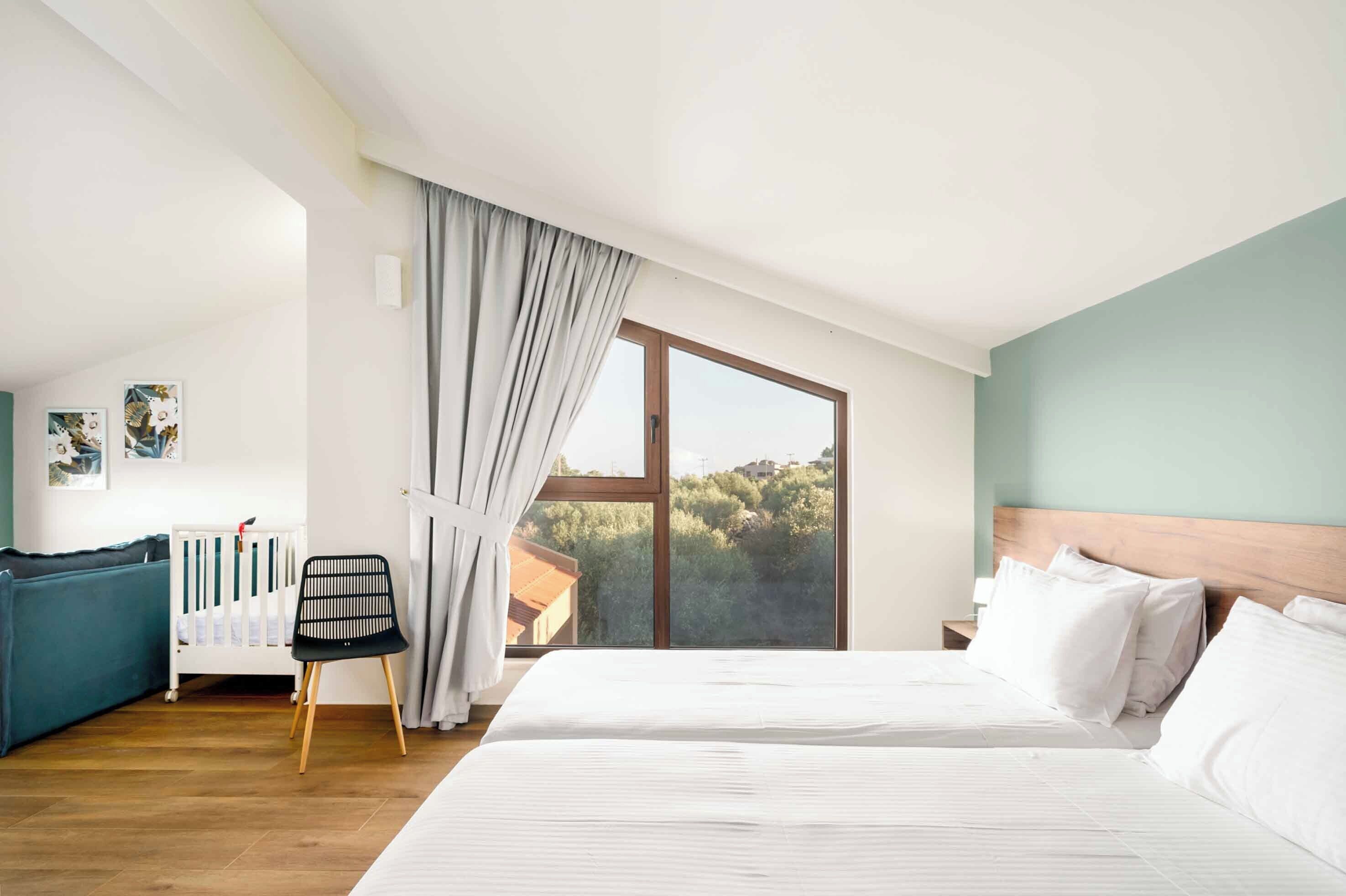 8 Schlafzimmer, Schreibtisch, Bügeleisen/Bügelbrett, Reisekinderbett