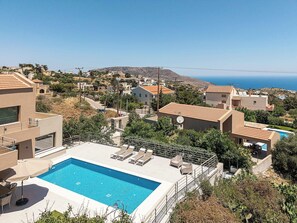 Un quartier résidentiel doté d’une piscine, d’une architecture moderne et offrant une vue sur la mer.