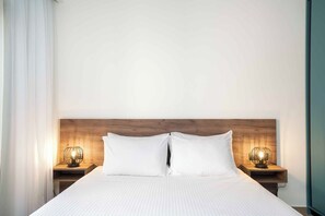 8 quartos, escrivaninha, ferros/tábuas de passar roupa, berço de viagem