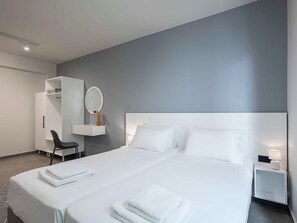 8 Schlafzimmer, Schreibtisch, Bügeleisen/Bügelbrett, Reisekinderbett