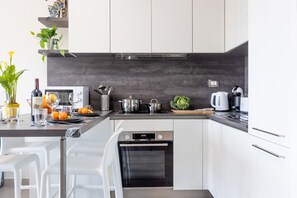 Kühlschrank, Mikrowelle, Ofen, Herdplatte