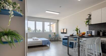 GuestHost - Modern studio apartment of about 40 sqm, located on the 2nd floor of a renovated building (with elevator), for 3 people and equipped with a shared swimming pool and free private parking space.The property is located in Calambrone, just 400 me