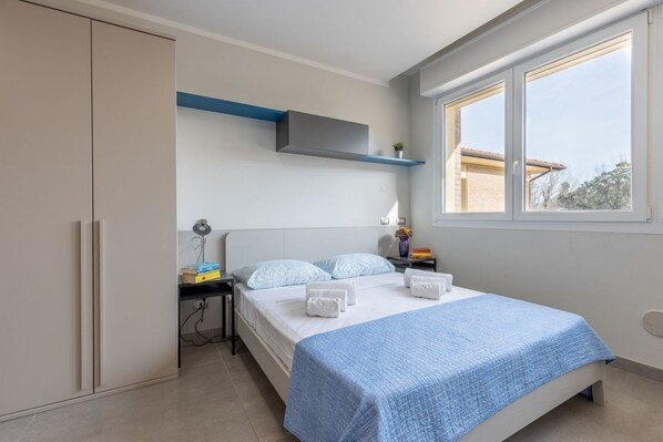 Iron/ironing board, WiFi, bed sheets