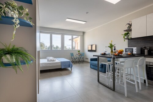 Modern studio apartment of about 40 sqm, located on the 2nd floor of a renovated building (with elevator), for 3 people and equipped with a shared swimming pool and free private parking space.The property is located in Calambrone, just 400 meters from th