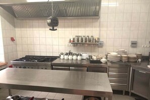 Een koelkast, een oven, een vaatwasser