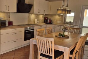 Frigorífico, horno, placa de cocina y lavavajillas