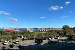 Parkplätze auf dem Gelände