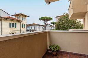 Property grounds - GuestHost - Viareggio Garden City Apartment with Balcony! (Viareggio)