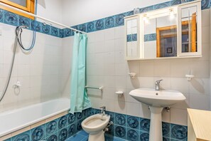 Hair dryer, bidet, towels - GuestHost - Viareggio Garden City Apartment with Balcony! (Viareggio)