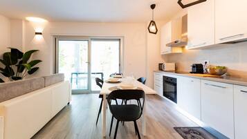 Frigorifero, microonde, forno, piano cottura