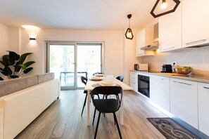 Réfrigérateur, four à micro-ondes, un four, surface de cuisson