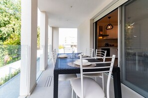 Outdoor dining - GuestHost - Seaside Exclusive Retreat with Balconies & Parking (Francavilla al Mare)