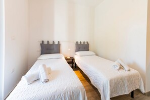 2 室のベッドルーム、アイロン / アイロン台、WiFi、ベッドシーツ