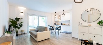 GuestHost - Seaside Exclusive Retreat with Balconies & Parking