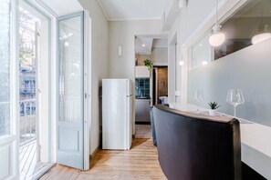 Kühlschrank, Mikrowelle, Herdplatte, Wasserkocher mit Kaffee-/Teezubehör