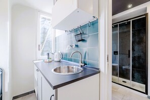 Shower, hair dryer, bidet, towels