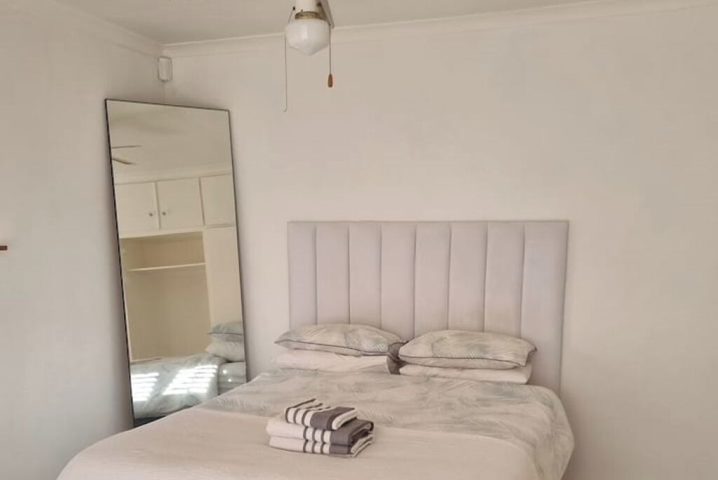 5 bedrooms, iron/ironing board, WiFi, bed sheets
