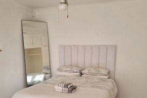 5 bedrooms, iron/ironing board, WiFi, bed sheets