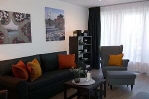 Smart-tv, böcker och en stereo