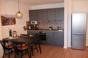 Kylskåp, mikrovågsugn, ugn och spishäll