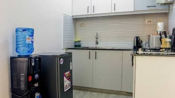 Een koelkast, een magnetron, een oven, een waterkoker