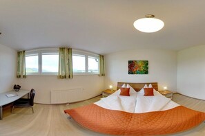 3 bedrooms, iron/ironing board, Internet, bed sheets