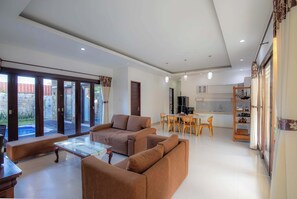 Villa, 4 habitaciones, vista a la alberca | Área de sala de estar | Televisión