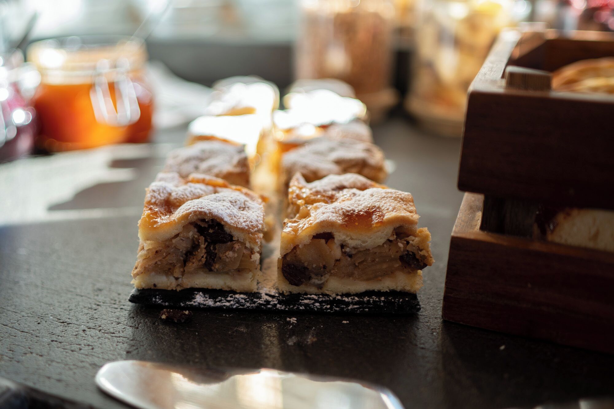 Eine Dessertplatte mit Kuchenstücken auf einem Holztisch.