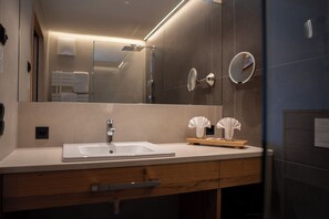 Habitación doble Confort, vista a la montaña | Baño | Regadera, secadora de cabello, pantuflas, toallas 