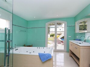 House, 3 Bedrooms, Terrace | Bathroom - Global Feng Shui - By Global Rental Holidays 7129 (L'Escala)
